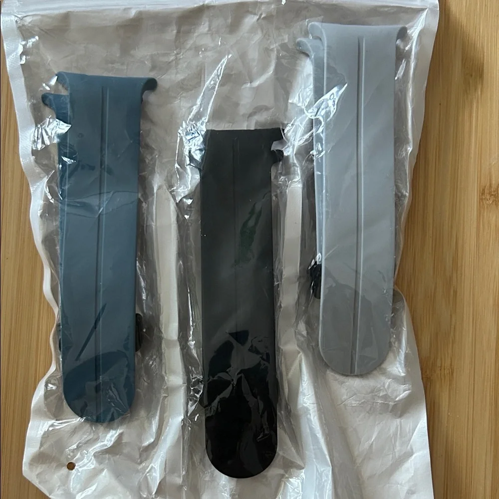 New in package never used Samsung replacement watch bands. Size adjusting to fit